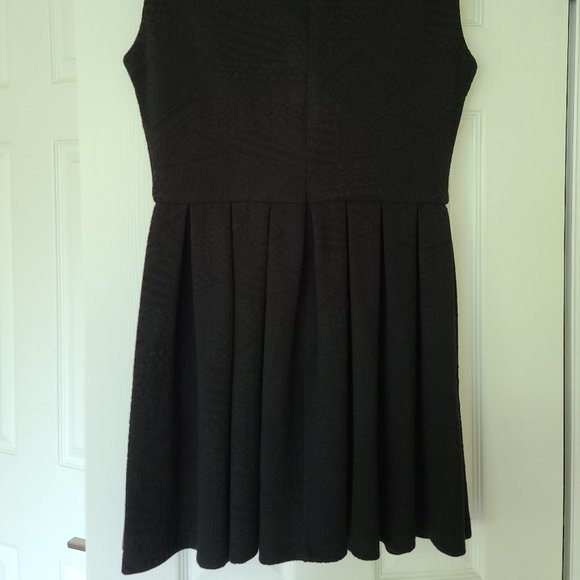 Pleated black structured dress - Picture 5 of 8